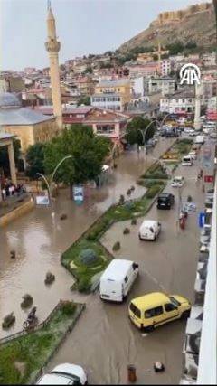 Bayburt'u sağanak vurdu! Cadde ve sokaklar göle döndü 9